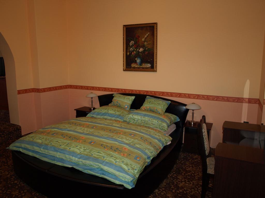 Отель Fonix Panzio Папа Номер фото
