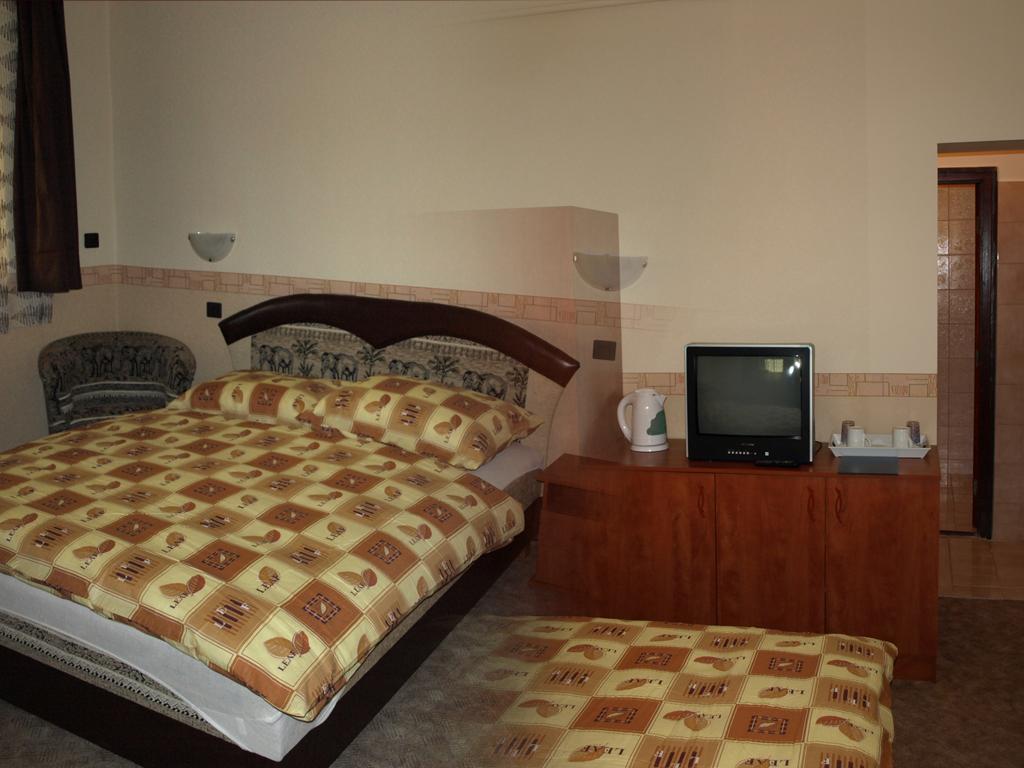 Отель Fonix Panzio Папа Номер фото